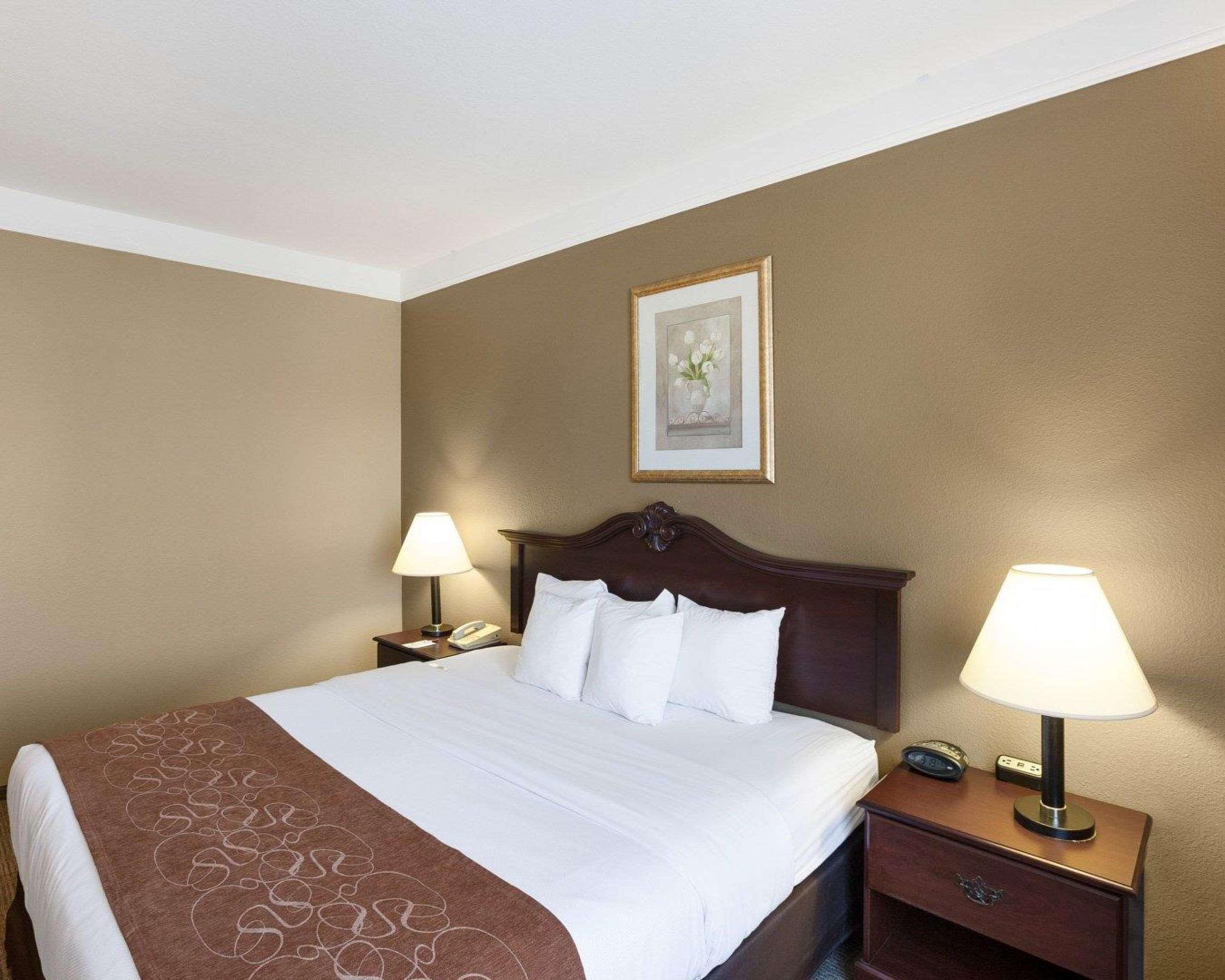 Comfort Suites Плейнв'ю Екстер'єр фото